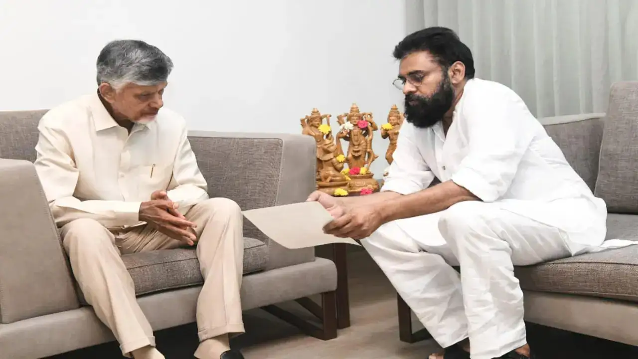 సీఎం చంద్రబాబు నాయుడుతో డిప్యూటీ సీఎం పవన్ కల్యాణ్‌ భేటీ